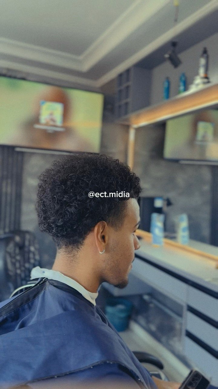 Cliente de cabelo cacheado depois do corte