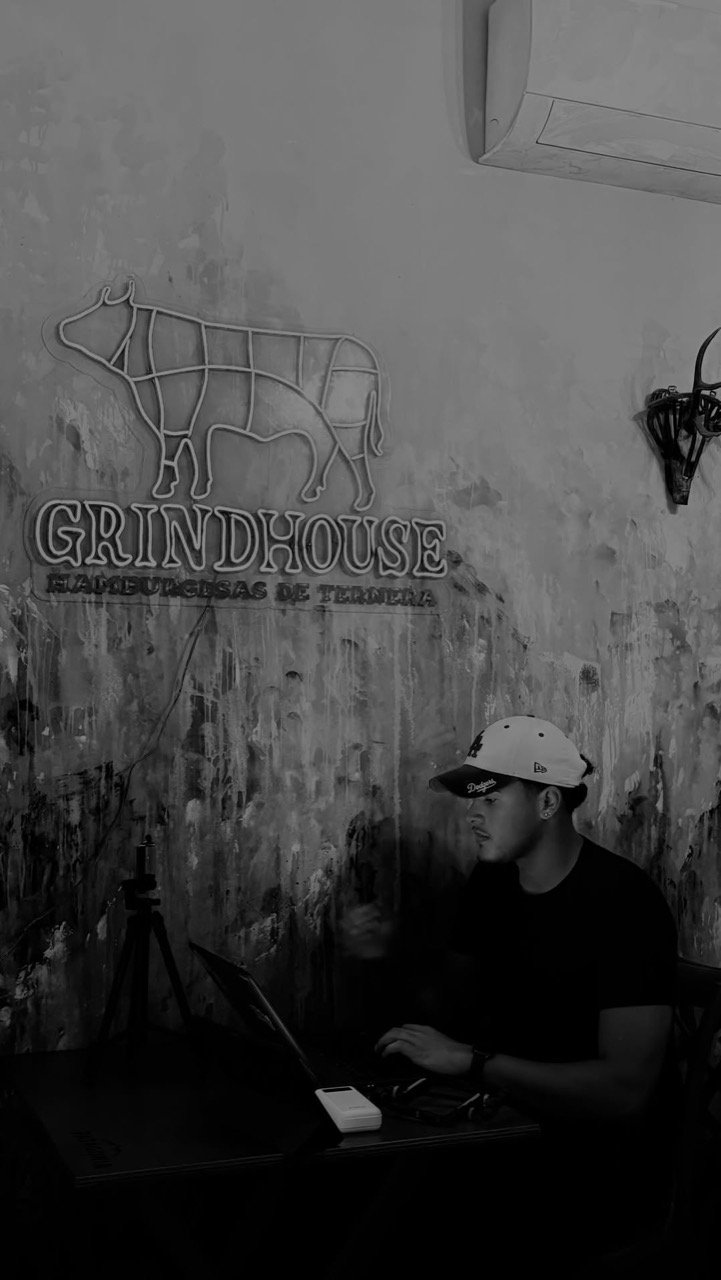 Eduardo Cajé editando um vídeo no notebook dentro do Grindhouse