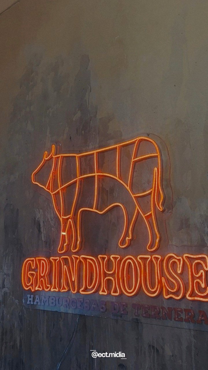 Letreiro em neon do Grindhouse